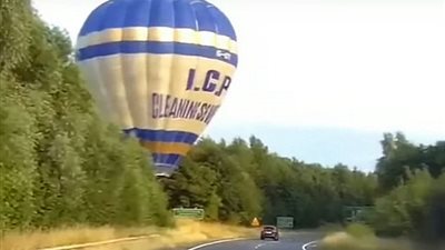 بالفيديو والصور.. منطاد يهبط بشكل مفاجئ على طريق سريع للسيارات