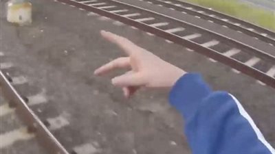 بالفيديو والصور.. متهور يتمسك بمؤخرة قطار سريع بأستراليا