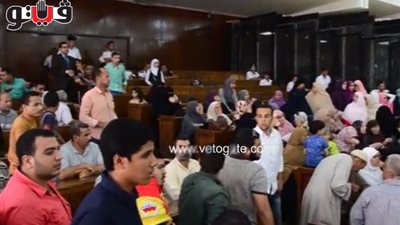 قاضي «اغتيال النائب العام» يهدد بإخلاء القاعة بعد هرج الأهالي