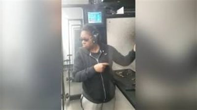 بالفيديو والصور.. موقف محرج لامرأة خلال ممارستها الرماية