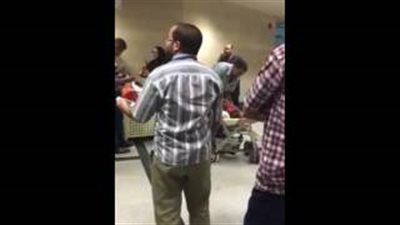 بالفيديو.. غضب ركاب مصر للطيران بسبب تأخر الرحلة بمطار أسيوط