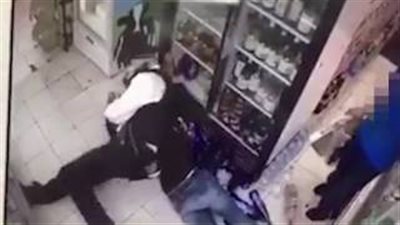 بالفيديو والصور.. لحظة وفاة متهم بين يدي شرطي في لندن