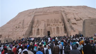 سيارات إسعاف بطريق أبوسمبل أسوان أثناء احتفالات تعامد الشمس