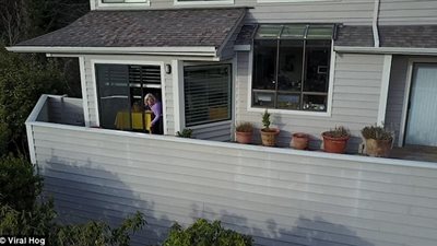 بالفيديو والصور.. امرأة غاضبة تحاول إسقاط طائرة تتجسس عليها