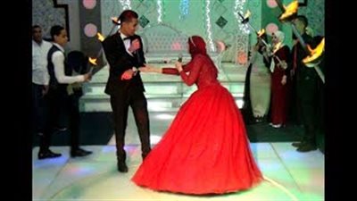 بالفيديو.. عروسان يتنافسان بأغنية كوميدية