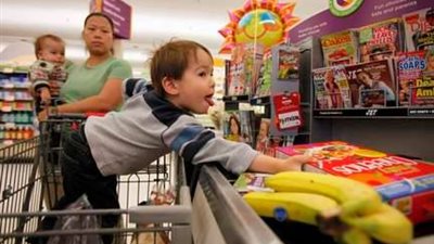 بالصور.. أطفال يتسببون في كوارث أثناء تنزههم مع والديهم