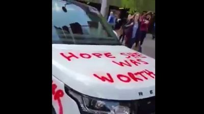 بالفيديو.. شاهد كيف انتقمت فتاة من حبيبها بعد اكتشاف خيانته