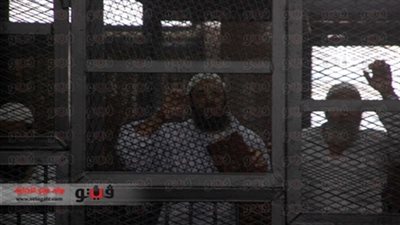 تشابك بالأيدي بين 