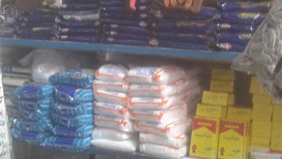 بالصور.. مافيا السكر تتحدى الحكومة.. الأسعار تترواح ما بين 12 إلى 17 جنيهًا.. وأصحاب المحال التجارية: قرار مصيلحي حبر على ورق.. ووزارة التموين تفشل في توحيد السعر