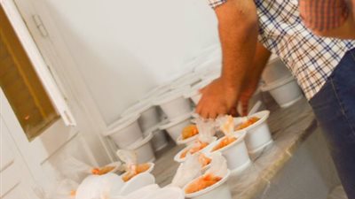 بالصور.. حملة مكافحة الجوع تواصل توزيع الوجبات على فقراء الشرقية