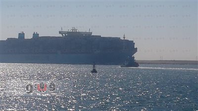 بالفيديو.. لحظة دخول أكبر سفينة حاويات في العالم لمياه قناة السويس