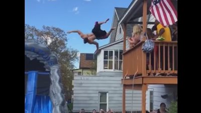 بالفيديو.. سقوط مروع لشاب من أعلى منزل