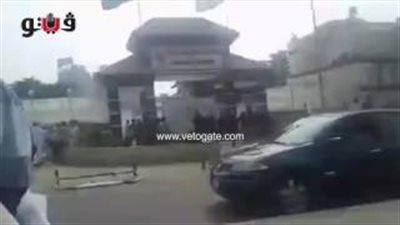 بالفيديو.. فرار جمهور الزمالك من قوات الشرطة أمام النادي