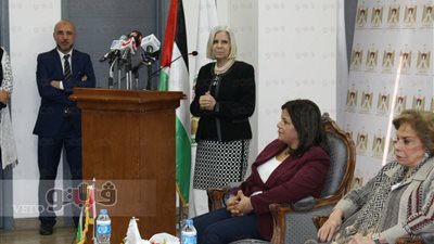 سفير فلسطين وميرفت التلاوي يكرمان أقدم أسيرة