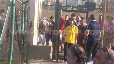 بالصور.. «ألتراس أهلاوي» يهاجم عبد الحفيظ ومارتن يول