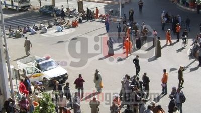 بالصور.. عمال النظافة بـ«قنا» يقطعون الطريق