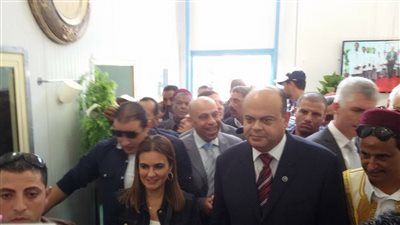 سحر نصر تسلم المواطنين مشروعات بقيمة مليون دولار