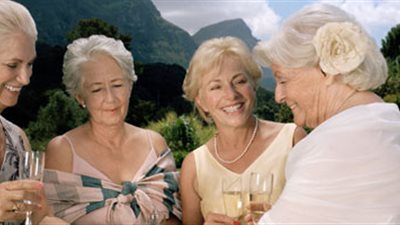 خبير نفسي: المرأة تعيش 