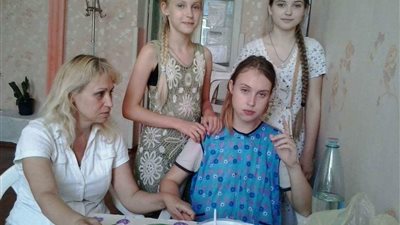 بالصور.. فتاة أوكرانيا في منزلها بعد مساعدة شاب مصري لها