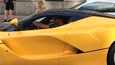 بالصور.. إبراهيموفيتش يتجول بسيارته فيراري في السويد