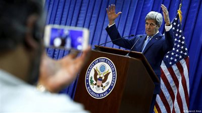 «كيري» في بغداد يتعهد بزيادة الضغوط على تنظيم «داعش»