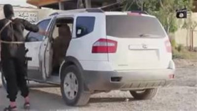 بالفيديو.. «داعشي» يعدم شقيقه بالرصاص في العراق