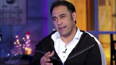 بالفيديو.. وصلة غزل من عمرو مصطفى لزوجته