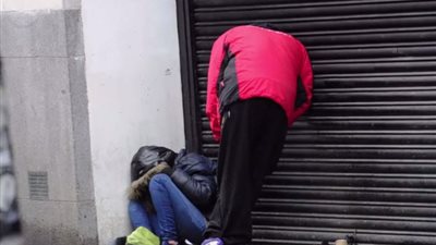 بالفيديو.. نوع جديد من المخدرات يحول المتسولين في بريطانيا إلى «زومبي»