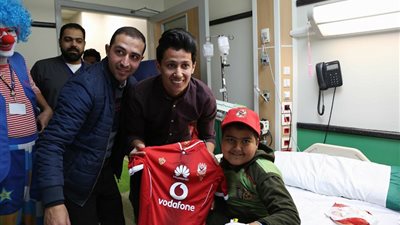 بالصور.. لاعبو الأهلي يوزعون تيشيرتات النادي على أطفال 57357