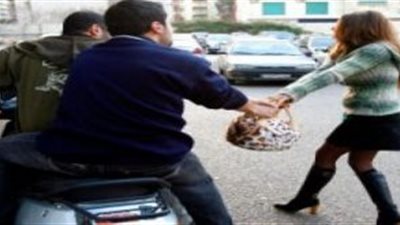 خبير قانوني: السرقة بالإكراه جريمة لا يجوز فيها التصالح