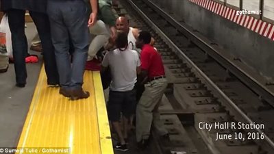 بالفيديو.. إنقاذ رجل بعد سقوطه على شريط مترو الأنفاق