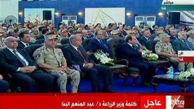 بالفيديو.. السيسي يعترض كلمة وزير الزراعة في قنا ويطالبه بالتبسيط