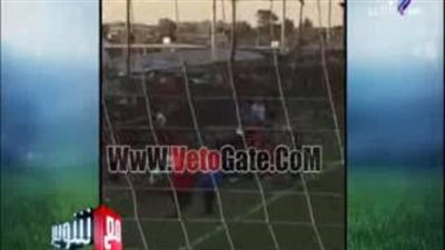 بالفيديو.. لحظة إطلاق الألتراس «الألعاب النارية» على لاعبي الأهلي