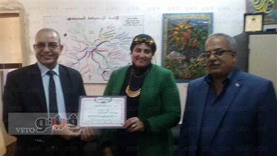 تكريم نيفين الحسيني مسئول العلاقات العامة في «بورفؤاد التعليمية»