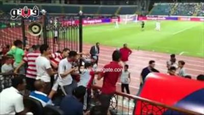 بالفيديو.. جمهور الزمالك يلتقط السيلفي بين شوطي لقاء الفتح