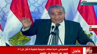 بالفيديو.. وزير التموين لـ«السيسي»: «الضوء جاي في عيني ومش عارف أركز»