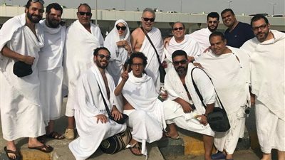 أشرف زكي وروجينا ومحمد لطفي بملابس الإحرام لأداء مناسك العمرة