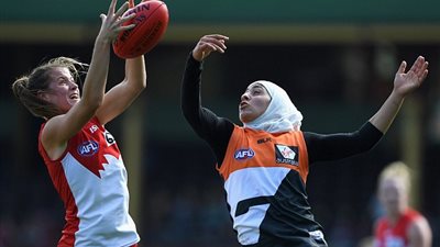 بالفيديو والصور.. لبنانية محجبة تتألق في الدوري الأسترالي لكرة القدم