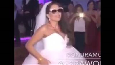 بالفيديو.. رقصة مجنونة لعروس أمام عريس يدخن الشيشة