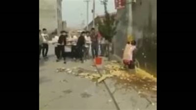 بالفيديو.. شاهد كيف انتقم مواطنون من رجل يبيع بيضا فاسدا