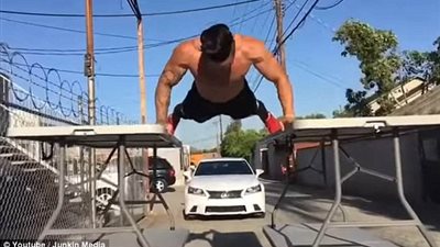 بالفيديو والصور.. شاب يثير ضجة على مواقع التواصل بقدراته البدنية