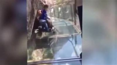 بالفيديو.. رد فعل طفل أصيب والده بحالة من الرعب فوق جسر زجاجي بالصين