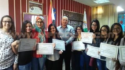 تكريم مدير «تعليم الهرم» لحصوله على المركز الأول بالشهادة الإعدادية