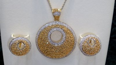 «ذهب 14» في عيون الفتيات.. «تقى» ترحب باقتنائه عن الفضة.. «أسماء»: لن أتنازل عن عيار 21.. «هويدا» تشجع ابنتها على شرائه.. وخبير يكشف أسباب أزمة الذهب وطرق الحل