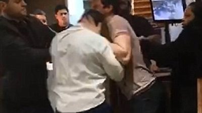 بالفيديو والصور.. مصارعة بين رجلين تثير الفزع داخل مطعم