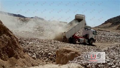 بالصور.. استمرار العمل بوادي الدرب لمجابهة السيول برأس غارب