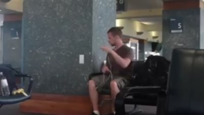 بالفيديو.. 17 مليون مشاهدة لامرأة تخدع المسافرين بالمطار