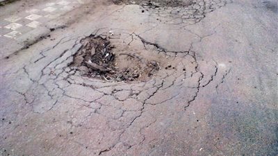 هبوط أرضي يحدث حالة من الهلع بين أهالي شارع كريستال عصفور بـ«شبرا الخيمة»