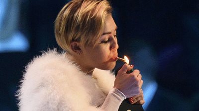 مايلي سايرس تثير ضجة في فنلندا بسبب رقصها وقلادة الماريجوانا