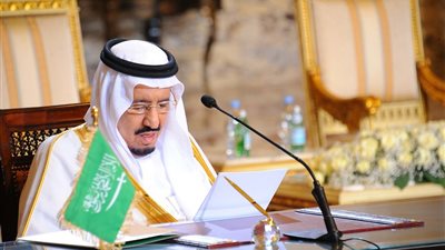 الملك سلمان في زيارة تاريخية للأزهر الشريف.. يؤدي ركعتين تحية للجامع.. يدشن حجر الأساس لمدينة البعوث الإسلامية الجديدة.. يؤكد: الأزهر قلعة الوسطية.. ومنارة أهل السنة في العالم الإسلامي